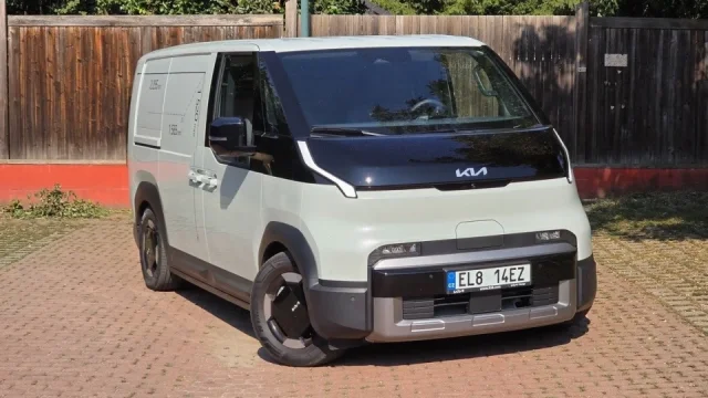 Mimozemský kukuč a tichý provoz. O elektrickou Kiu PV5 ve verzi Cargo se kurýři poperou