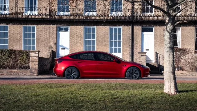 Kilometr dojezdu jen za 1567 Kč. V Česku se začala prodávat Tesla, která dá Chorvatsko bez dobíjení