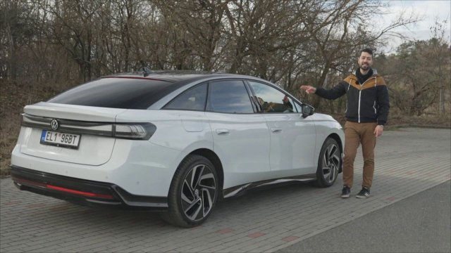 Elektrický Volkswagen ID.7 jezdí pohodlně a daleko. Jen je těžké přijít na to, jak se nabíjí