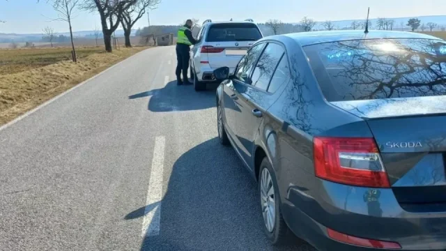 Policisté mají při měření rychlosti svázané ruce. Kdo zná jejich postupy, může mít navrch