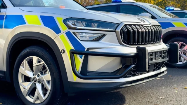 Ministerstvo odmítá odhalit homologace útočných rámů policejních aut. Neřeší ani srážky s chodci