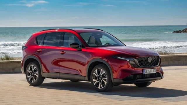 Nová generace Mazdy CX-5 výrazně narostla. Cenou se však drží pod oblíbeným Kodiaqem