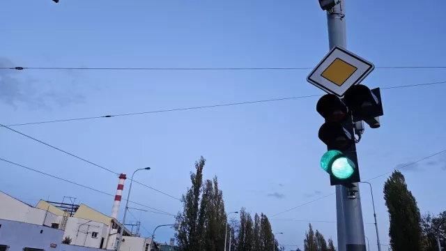 Zelená vlna na semaforech není mýtus. Řidiči ušetří čekání i na 14 křižovatkách naráz