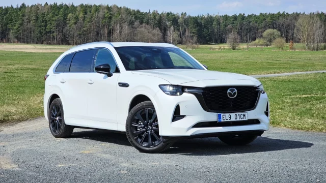 Mazda CX-80 je obr pro rodinu, která ráda jezdí rychle. Nejlevnější motor má totiž 327 koní