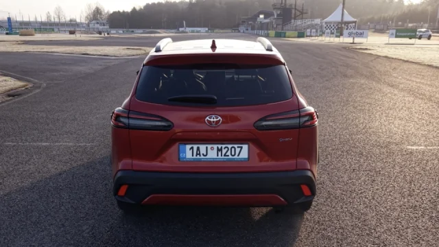 Toyota Corolla Cross je ideální auto pro ty, kteří chtějí ušetřit na palivu. Změřili jsme její spotřebu