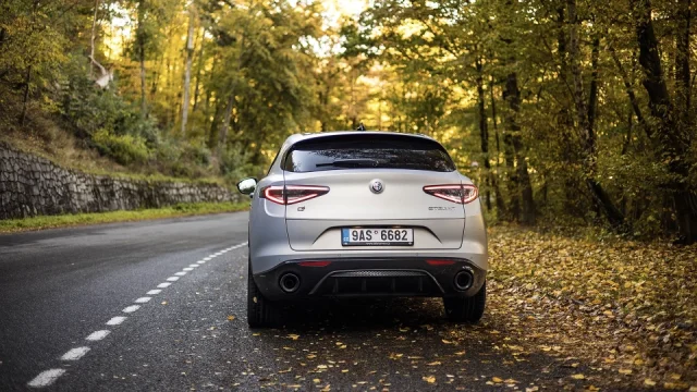 Když to klouže jako v zimě: Tohle jsou tři nejčastější podzimní nepříjemnosti na silnicích