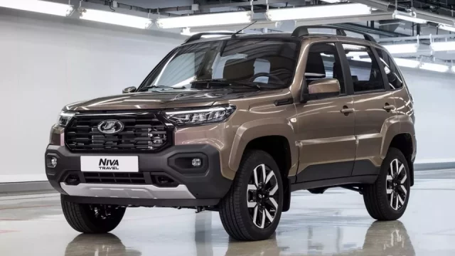 Faceliftovaná Lada Niva Travel má novou tvář i silnější benzinový motor. Nově disponuje až 90 koňmi