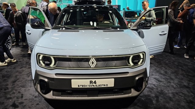 Týden v autech: Autosalon v Paříži s retro bombou od Renaultu i nové BMW 1 v Česku