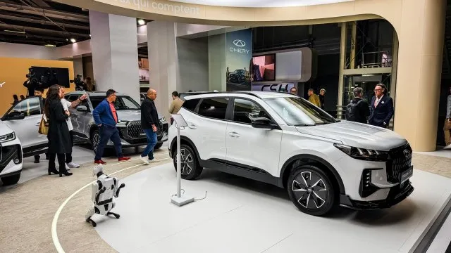 Elektromobil, hybrid a robopes. Čínské Chery v Paříži sází na nová auta i umělou inteligenci