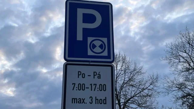 Parkoviště s parkovacím kotoučem lze využít zdarma. Jenže stačí málo a řidič dostane pokutu 2500 Kč