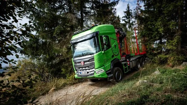 Nejnovější Tatra se do lesa nebojí. Nepřehlédnutelná novinka z Kopřivnice má speciální poslání