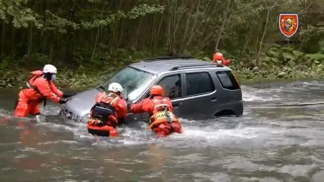 Aby si zkrátil cestu, vjel se starším Suzuki Ignis do rozvodněné řeky. Zaměstnal desítky hasičů