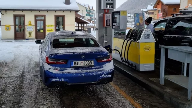 Spalovací auta přicházejí o největší výhodu, kterou mají nad elektromobily. Důvodem jsou emise