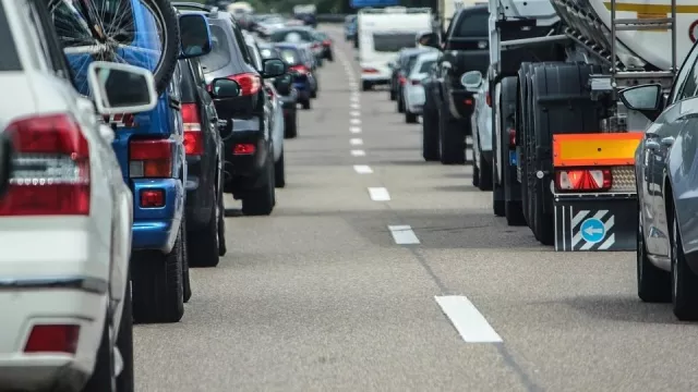 Nový silniční pruh má ušetřit čas v kolonách. Umožňuje totiž chytře odbočit do protisměru