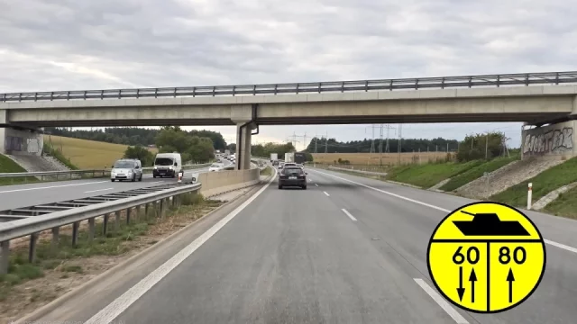 Na silnicích se objevily žluté značky se symbolem tanku. Řidiči nemají tušení, co znamenají