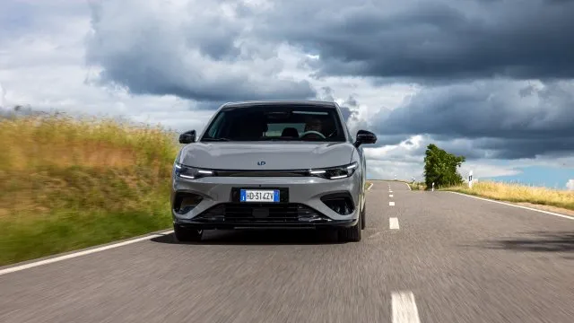 Elektrický hatchback za 600 tisíc korun vsadil na prostornost. Funguje i jako rodinné auto