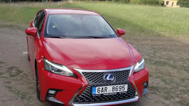 Nejmenší z hybridů - LEXUS CT200h