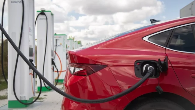 Týden v autech: Překážíš na nabíječce, dostaneš nálepku. Zoufalí elektromobilisté jdou mimo zákon