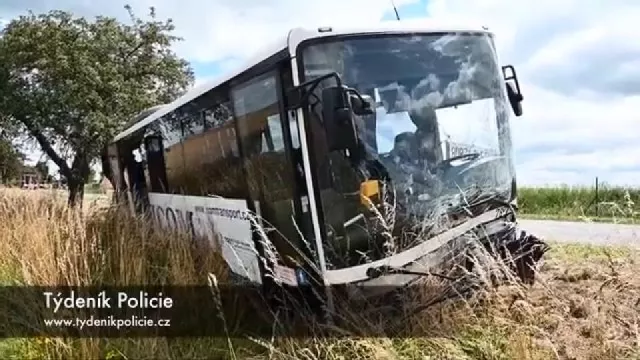 Řidička čelně nabourala do autobusu. Nejspíš přejela do protisměru a způsobila tím obecné ohrožení