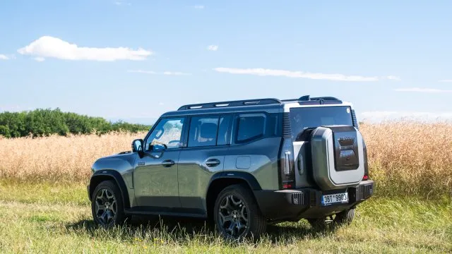 Má otvírák na pivo, pohon na LPG a pole se nebojí. Vyzkoušeli jsme ideální auto pro český venkov