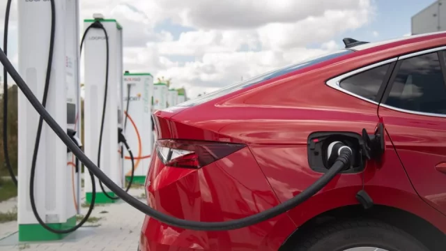 První země už doplácí na elektromobilitu. Nedostatek elektřiny musí řešit plynovými generátory