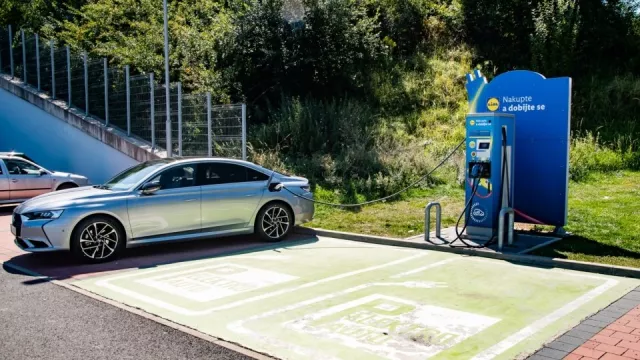 Lidl se poučil. Po kritice na nabíjecí stanice u jeho obchodů přejde na jednodušší systém