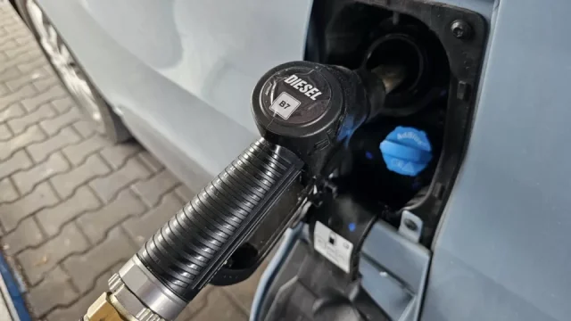 Řidiči naftových aut dostanou kompenzaci za drahá paliva. U sousedů jim už slíbili až 1300 Kč