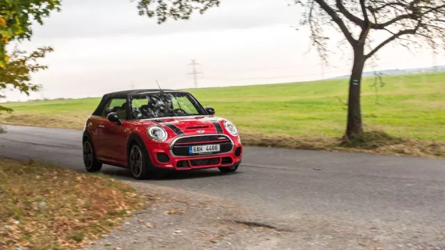 Na plné pecky! MINI Cabrio JCW s manuálem