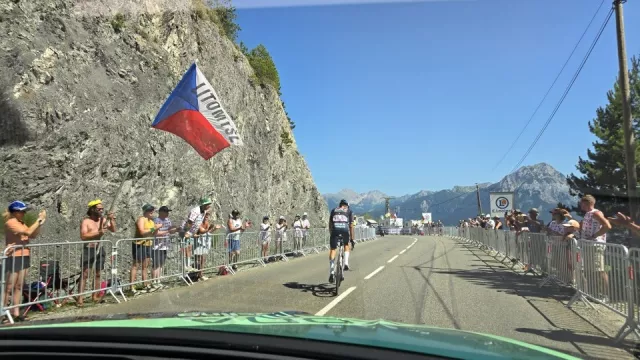 Jezdili jsme autem v pelotonu Tour de France. Je to adrenalinová rallye