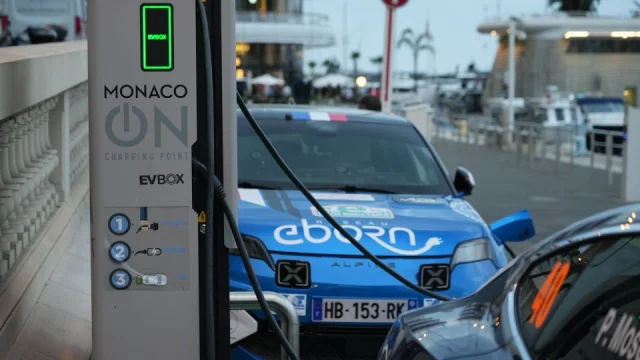 Zní to jako pohádka. Dobíjení elektromobilů je v turisticky atraktivním městě zdarma pro každého