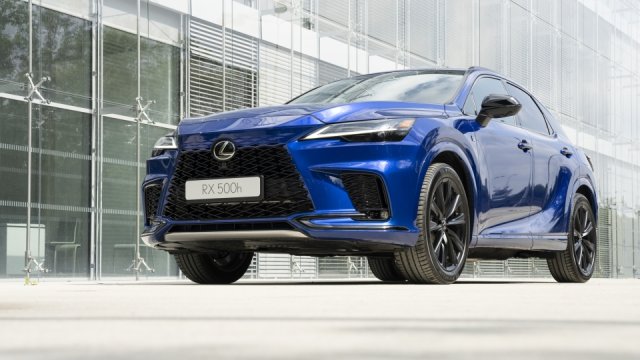 Nová generace luxusního SUV Lexus RX už je v Česku. Nabídne klasický hybrid i plug-in hybrid