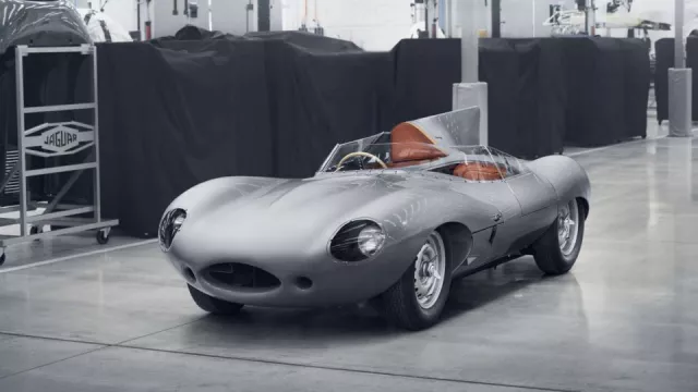 Jaguar obnovuje výrobu legendárního závodního vozu D-Type