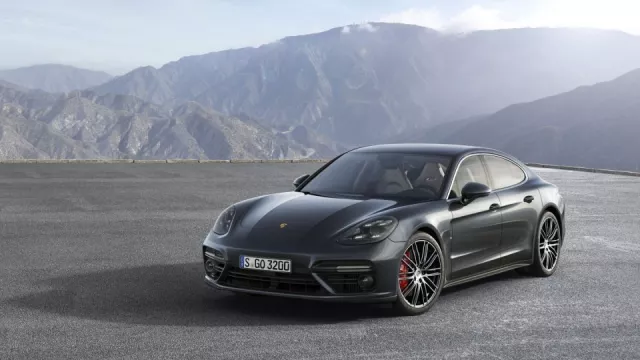 Porsche svolává do servisu vozy Panamera