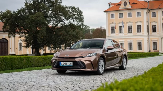 Nová Toyota Camry vyjde jako naftová Škoda Superb. Má přitom vyšší výkon i nižší spotřebu