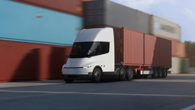 Tesla Semi míří do Evropy. Elektrický tahač ujede 550 km a zvládne nabíjení výkonem 800 kW