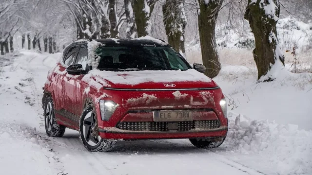Čeští řidiči se na zimu chystají na poslední chvíli nebo vůbec. Za přípravu auta moc neutratí