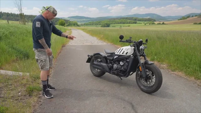 Zaměstnali toho nejlepšího designéra a vyplatilo se. Sršeň je nadšený z nové motorky