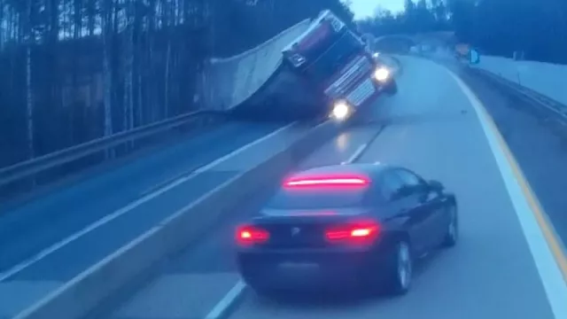 Kamioňák ztratil kontrolu nad svým autem a na desítky hodin zablokoval D1. Pivo teklo proudem