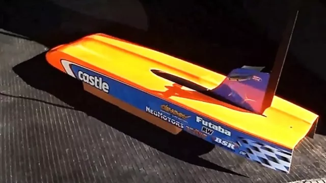 REKORD! Auto na vysílačku jelo 325 km/h