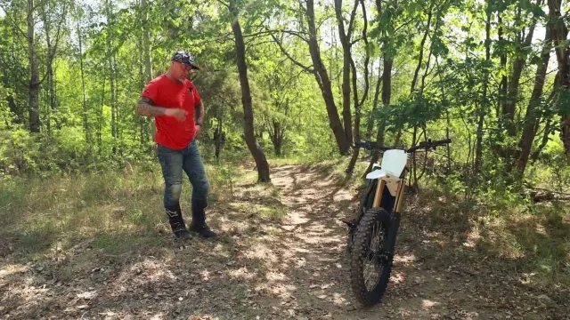 Sršeň překročil své hranice. V terénu řádil na elektrické motorce z Číny
