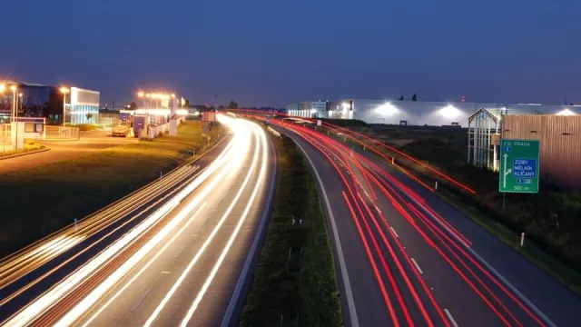 Víc dodávek ve městech a méně zbytečných cest. Pandemie změnila naše řidičské návyky