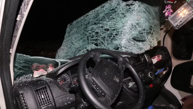 Je to paradox. Za nebezpečný odletující led z auta hrozí nižší pokuta než za zasněženou SPZku