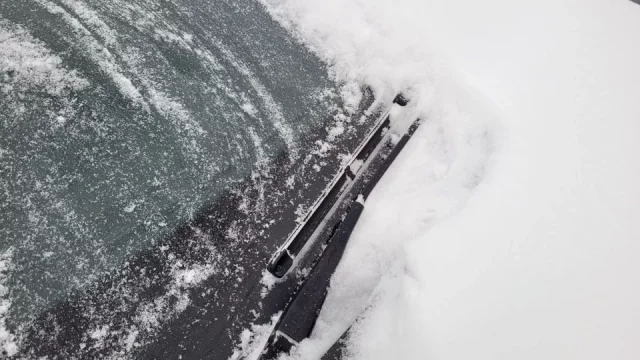 Škrábání zamrzlých oken je zase tady. Vyvarujte se těchto častých chyb, ať si nezničíte auto