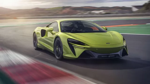 McLaren Artura je auto plné superlativů. V jednom parametru si maže konkurenci na chleba