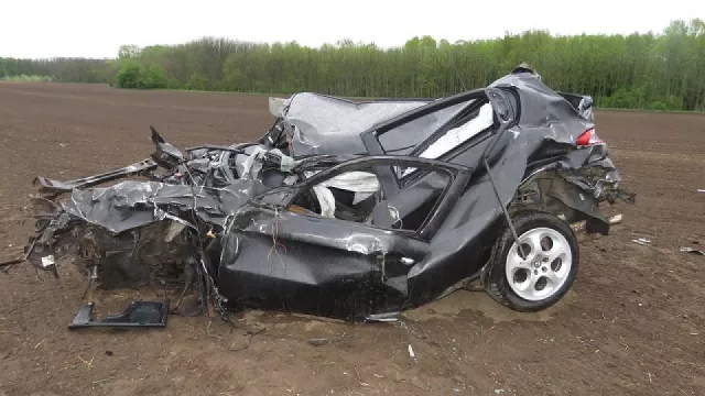 Devatenáctiletý řidič rozmetal auto po poli na kousky. Odešel po svých