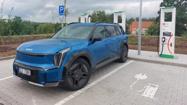 Má služební auto spalovací motor? Firma bude od 1. ledna platit pokutu od 8000 Kč měsíčně