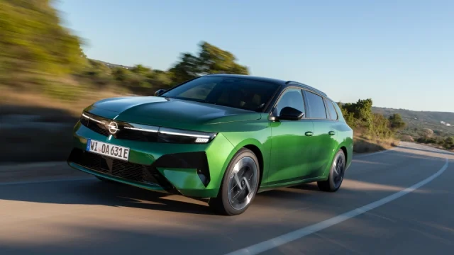 Opel Astra pořád nabízí diesel, benzin, hybridy i elektro. Něco podobného umí jen pár vozů na trhu