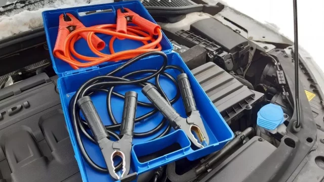 10 praktických věcí, které by měl mít každý řidič v autě, ale většinou je nemá