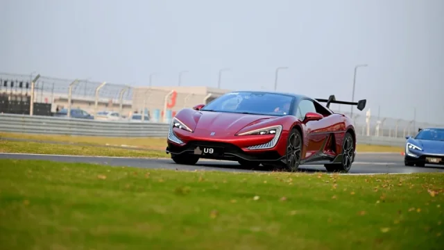 Řídili jsme čínský hypersport Yangwang U9: Nejrychlejší auto na světě trhá rekordy a umí i skákat