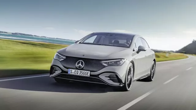 Mercedes zahájil prodej elektrického modelu EQE. Jeho zadní náprava umí nečekané věci